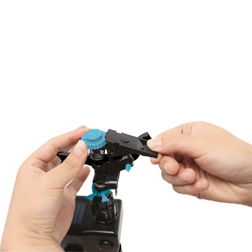 Person adjusting the spray distance using the distance control knob on top.