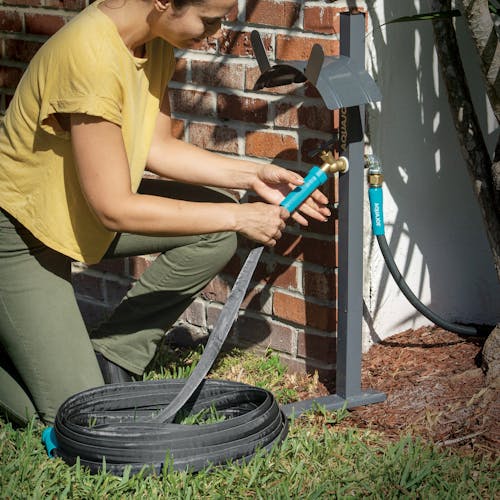 Aqua Joe Lead In Hose stand connecting to an Aqua Joe fiberjacket hose