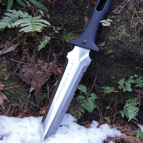 Niasku Miyamatou 7.5-inch Japanese Stainless Steel Knife stuck in the snow.